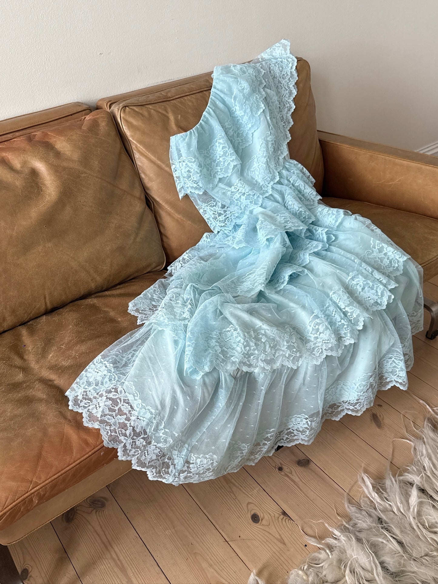 Kjole lyseblå one shoulder