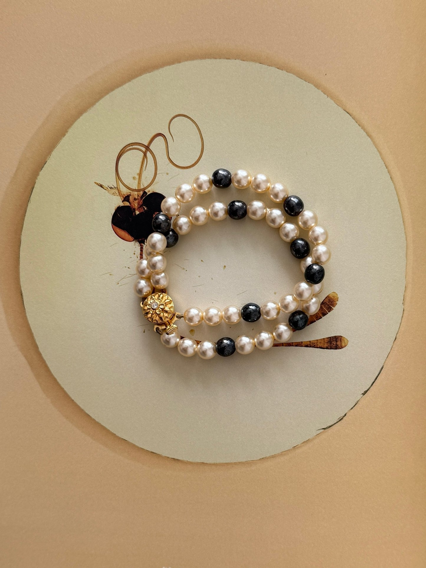 Armbånd dobbel perlerad hvit/grå
