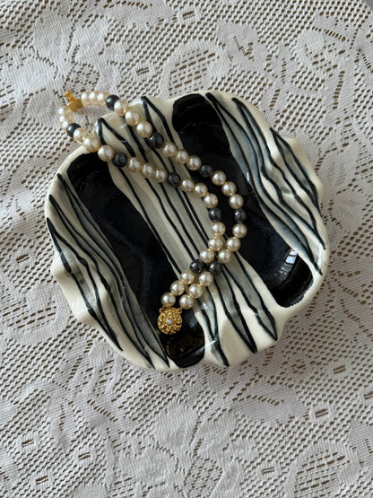 Armbånd dobbel perlerad hvit/grå