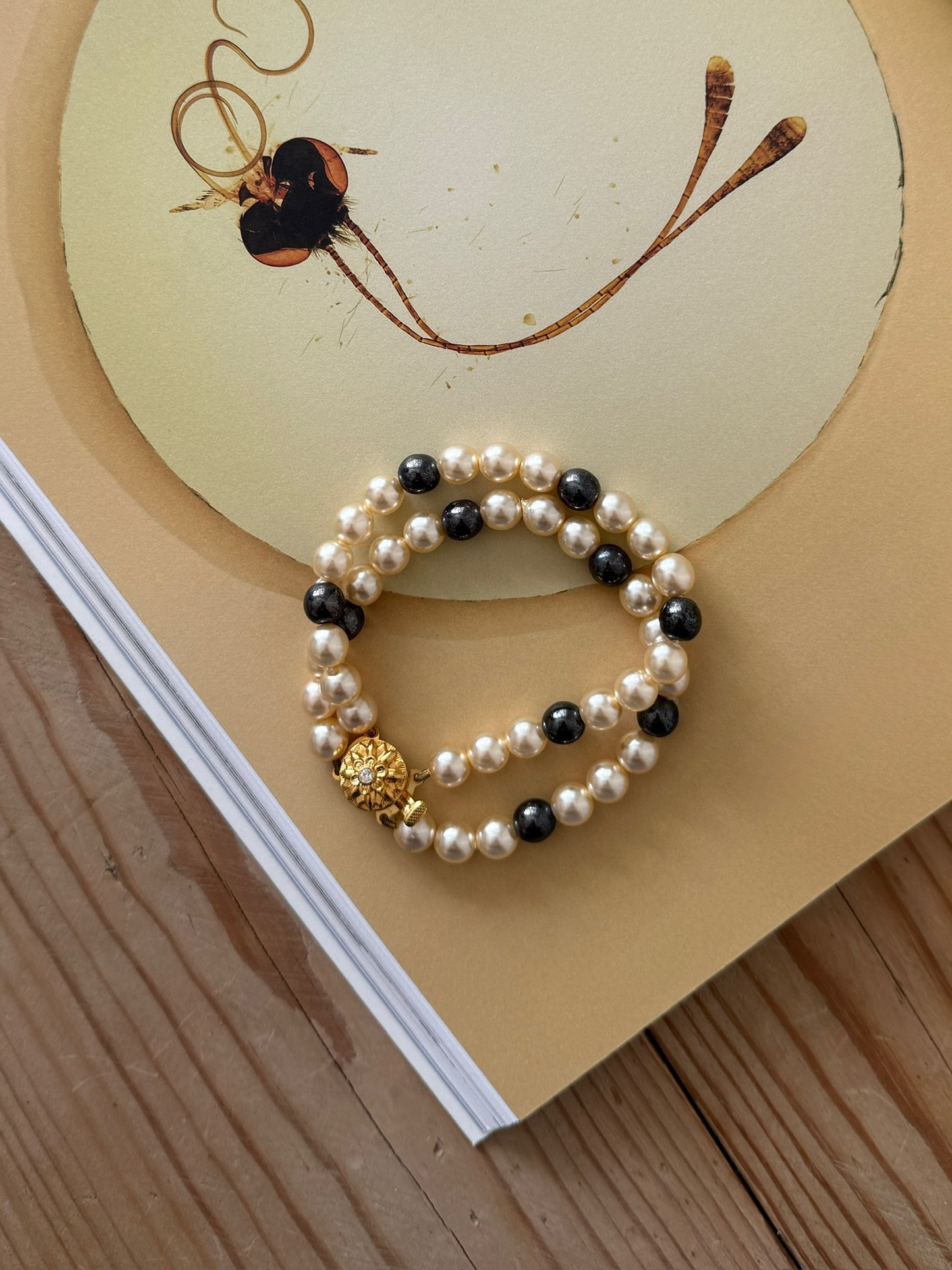 Armbånd dobbel perlerad hvit/grå