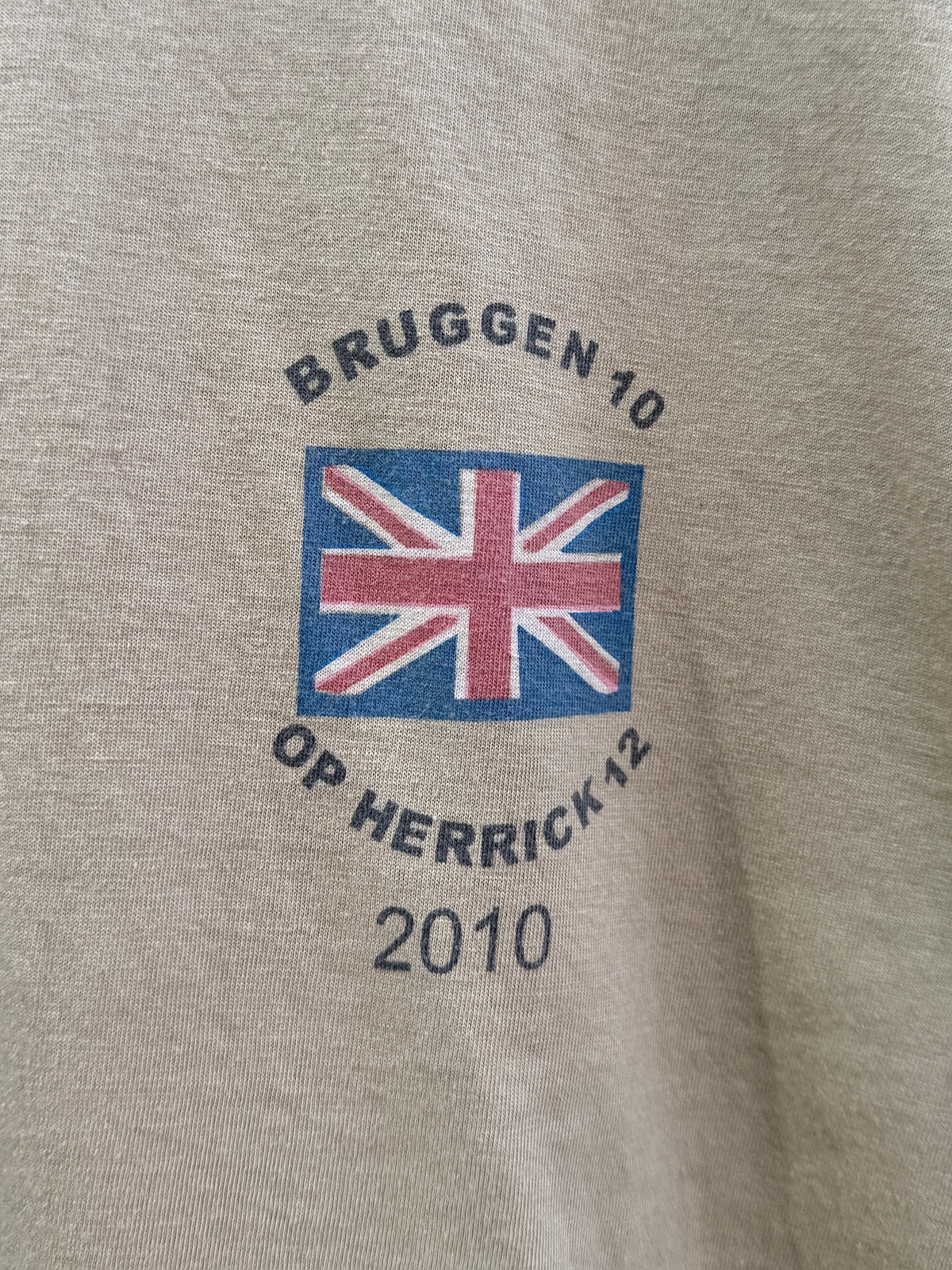 T-shirt beige army look