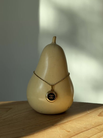 Smykke Chanel re-design sort/gull